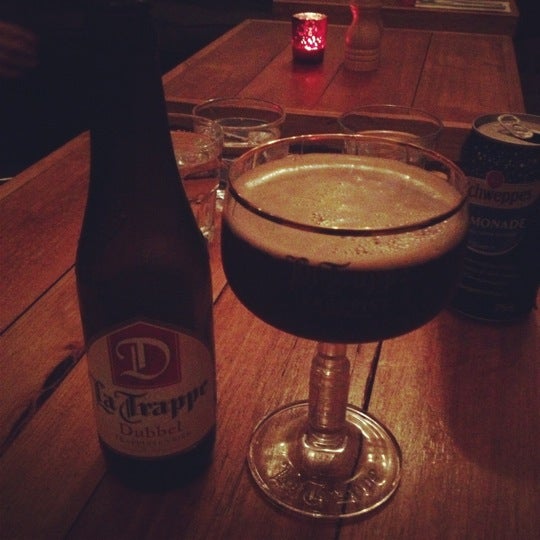 La Trappe Dubbel is a delicious Belgian beer here. Also, the puff-pastry based pizzas are amazing!