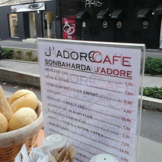 11/18/2012 tarihinde Hande K.ziyaretçi tarafından J&#39;adore Cafe'de çekilen fotoğraf