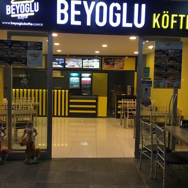 Foto diambil di Beyoğlu Köfte oleh Serhat .. pada 10/3/2018