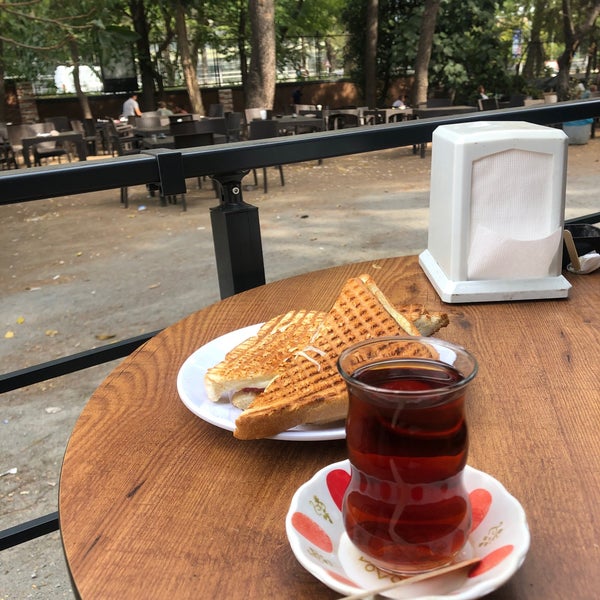 Foto scattata a Şahane Cafe&amp;Restaurant da Hacer A. il 9/25/2023