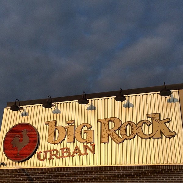 Снимок сделан в Big Rock Urban Brewery &amp; Eatery пользователем Big Rock Urban Brewery &amp; Eatery 6/5/2015