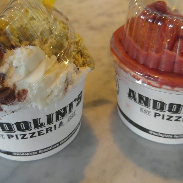 รูปภาพถ่ายที่ Andolini&#39;s Pizzeria Sliced Blue Dome โดย Cheryl L. เมื่อ 2/5/2017