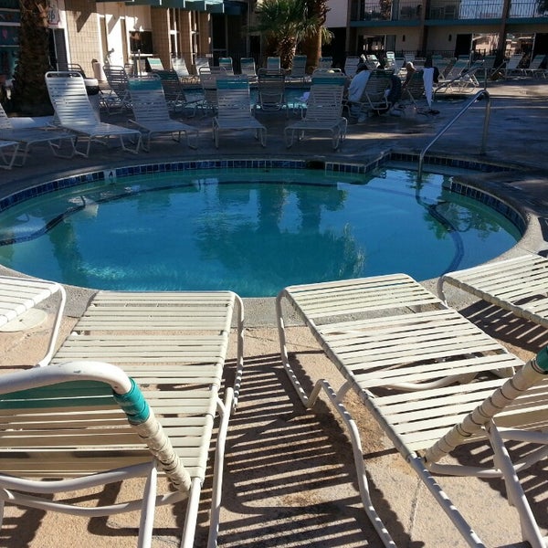 Das Foto wurde bei Desert Hot Springs Spa Hotel von Cheryl L. am 11/11/2013 aufgenommen