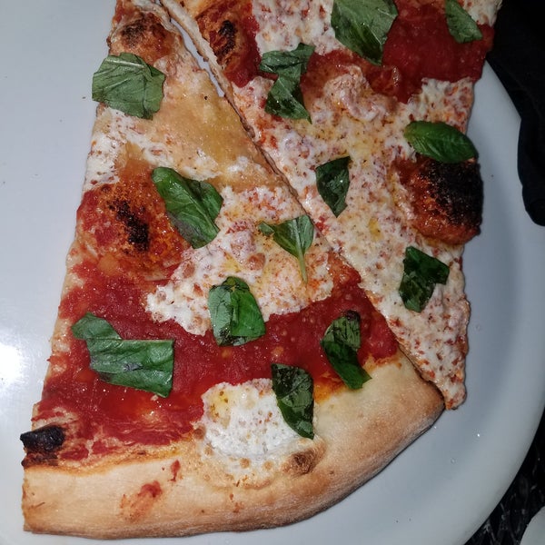 รูปภาพถ่ายที่ Andolini&#39;s Pizzeria Sliced Blue Dome โดย Cheryl L. เมื่อ 10/25/2017