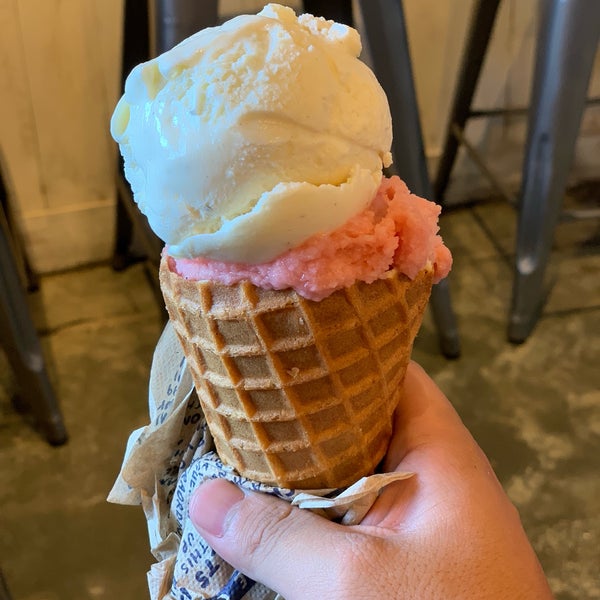 10/14/2018 tarihinde Kohei H.ziyaretçi tarafından Jeni&#39;s Splendid Ice Creams'de çekilen fotoğraf