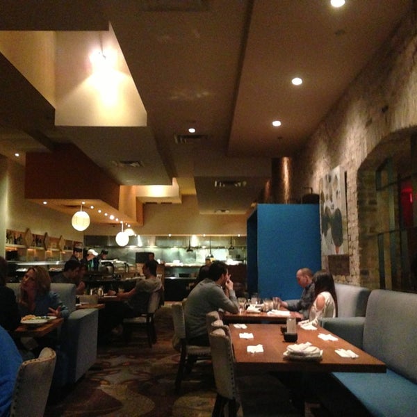 Foto tirada no(a) Maiko Sushi Lounge por Emily G. em 4/4/2013
