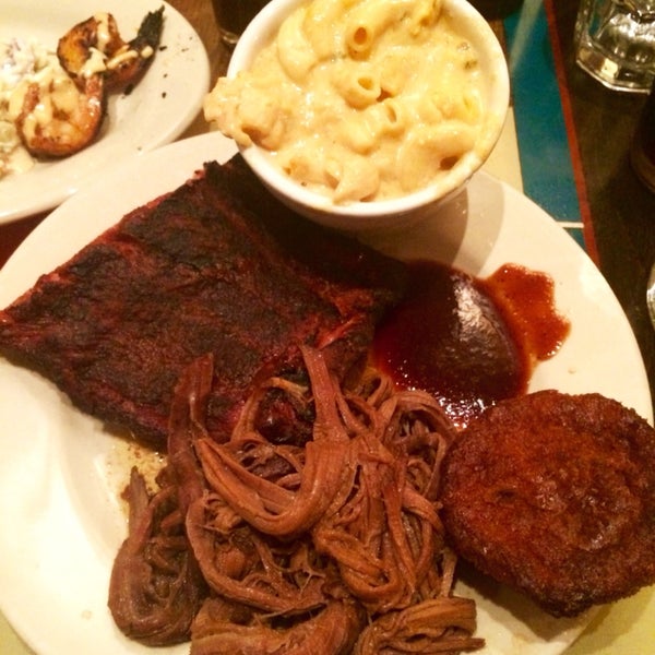 The Houndog Brisket & Ribs combo with Mac & Cheese side was great. The best BBQ food I've eaten!