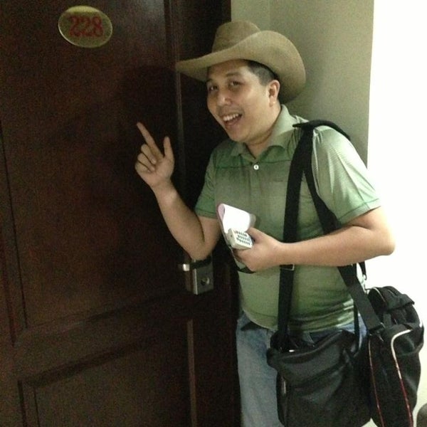 6/26/2013 tarihinde Aris Paolo R.ziyaretçi tarafından CBD Plaza Hotel - Naga City'de çekilen fotoğraf