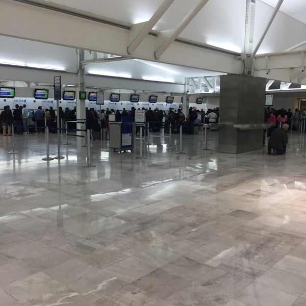11/5/2016 tarihinde Millet R.ziyaretçi tarafından Aeropuerto Internacional Benito Juárez Ciudad de México (MEX)'de çekilen fotoğraf