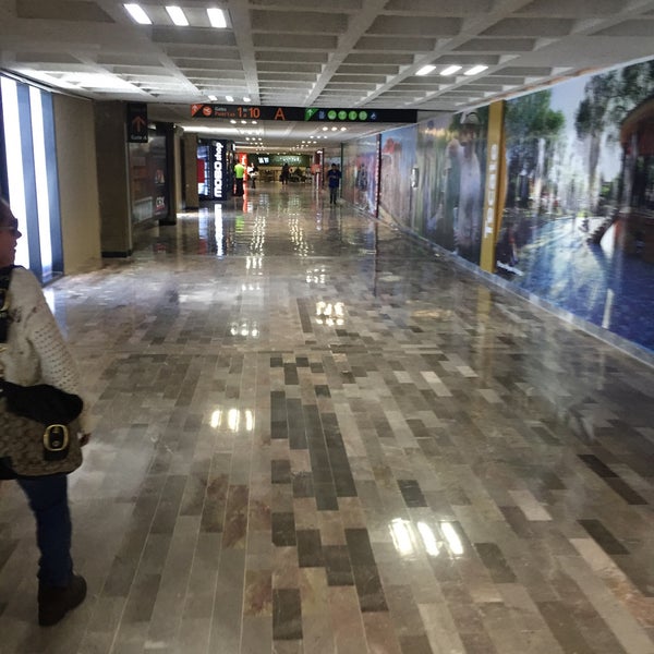 Foto diambil di Aeropuerto Internacional de Tijuana (TIJ) oleh Millet R. pada 4/3/2016