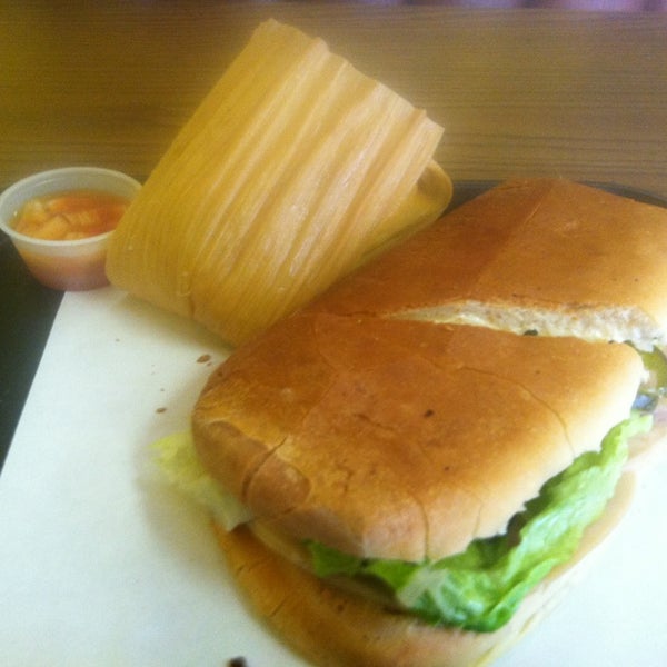 Foto tirada no(a) Caliente Cuban Sandwich por Abel G. em 2/18/2013