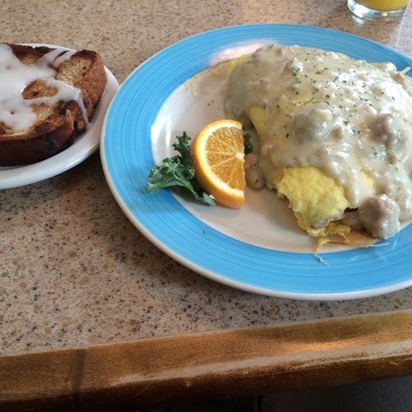 Photo taken at The Omelette Shoppe by Chrystal R. on 9/12/2014