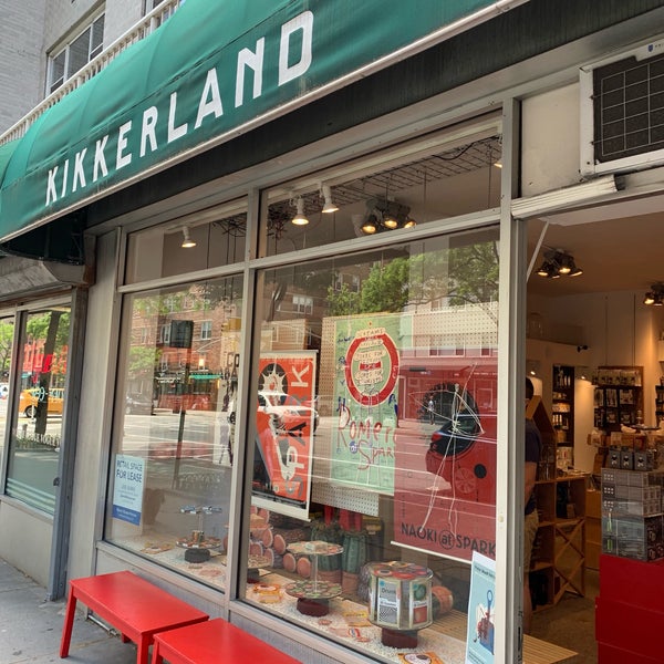 รูปภาพถ่ายที่ Kikkerland Shop NYC โดย Steven เมื่อ 5/27/2019