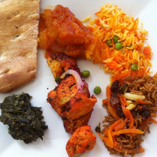 รูปภาพถ่ายที่ Babur Garden Restaurant โดย Kristen W. เมื่อ 10/26/2013