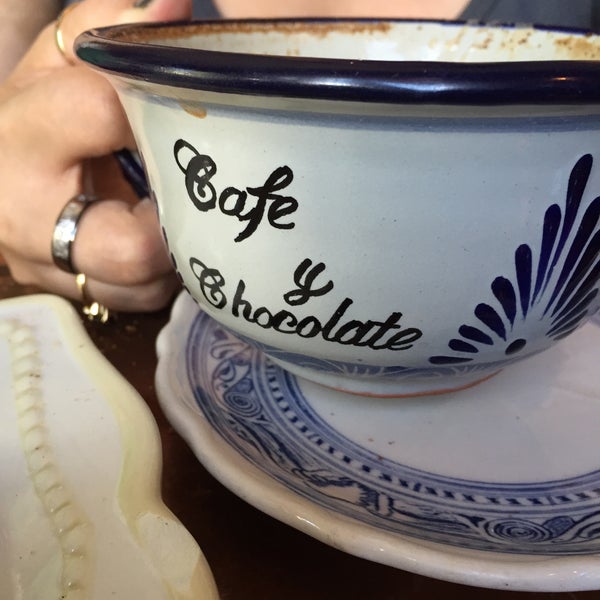 Foto diambil di Café y Chocolate oleh Ellen M. pada 6/6/2015