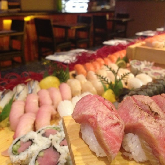 12/8/2012 tarihinde Aji Japanese R.ziyaretçi tarafından Aji Japanese Restaurant'de çekilen fotoğraf