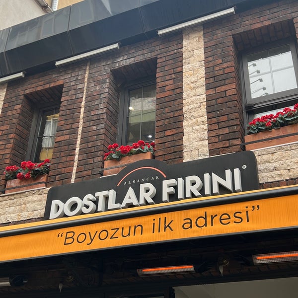 Photo taken at Alsancak Dostlar Fırını by Özü Ö. on 2/2/2023
