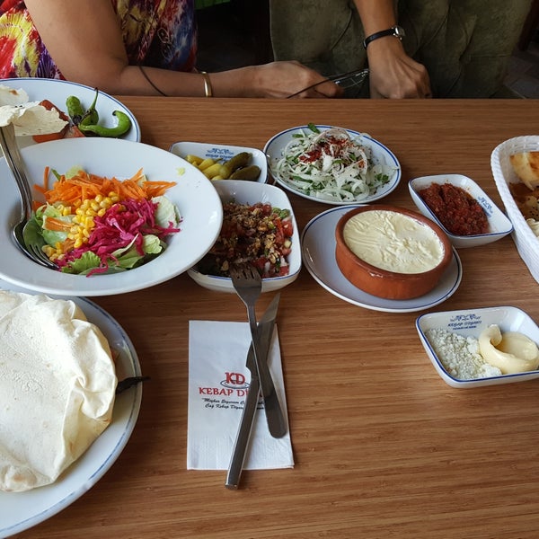 Das Foto wurde bei Kebap Diyarı Restaurant von Hülya G. am 7/13/2017 aufgenommen