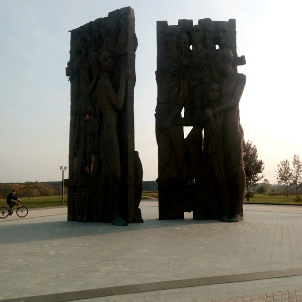 Тростенец мемориальный комплекс. Тростенец фото. «тростенец» минск памятник. Врата памяти тростенец. Тростенец минск мемориал.
