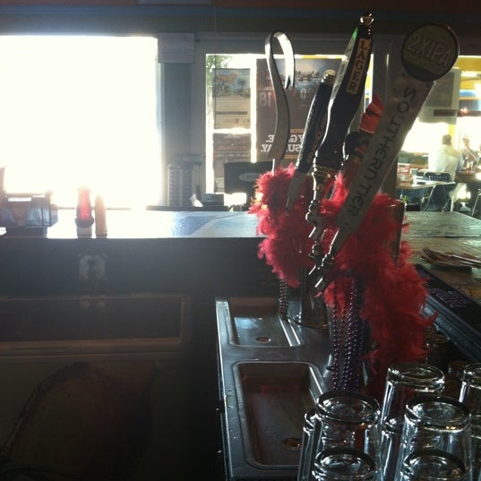 Foto diambil di Barracuda&#39;s Bar &amp; Grill oleh Caitlin B. pada 10/10/2012