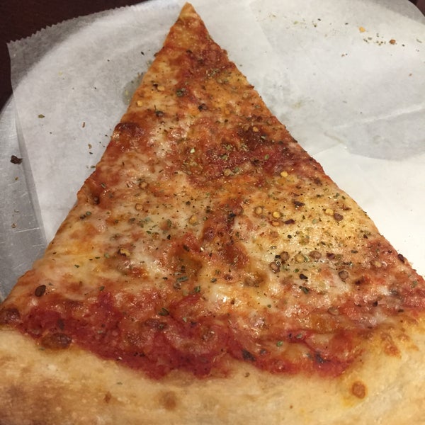 7/11/2017 tarihinde Joey R.ziyaretçi tarafından Luigi&#39;s Pizza'de çekilen fotoğraf