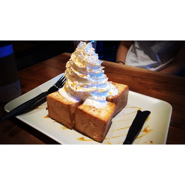 Honey Toast was delicious!  Buttery, light, and heavenly sweet!  Also had the Vanilla Caramel Macchiato which was not overwhelmingly sweet like every other place makes it, just the right touch!