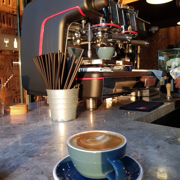 Das Foto wurde bei The Hand Coffee Shop &amp; Wine   Spesiality Coffee &amp; Micro Roastery von Deniz E. am 8/14/2018 aufgenommen