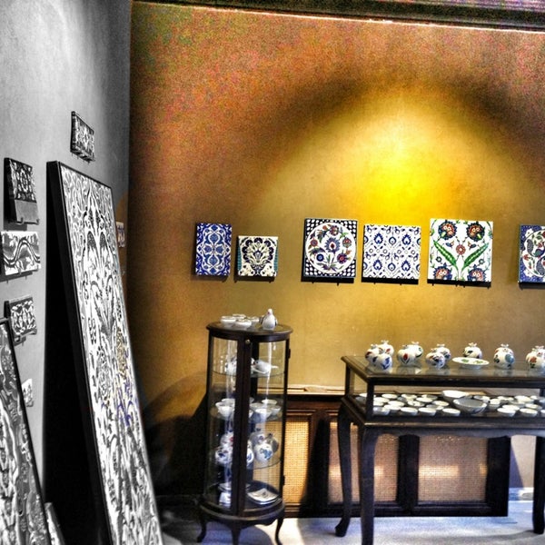 Снимок сделан в İznik Çini Turkish Ceramics &amp; Tiles пользователем Göktuğ G. 11/13/2013