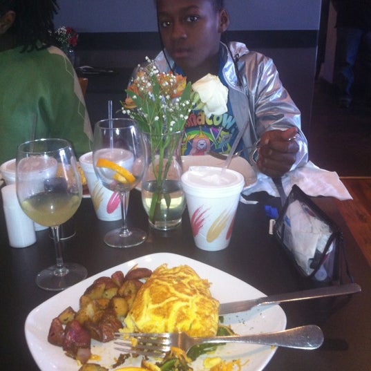 Foto tomada en The Garden Brunch Cafe  por Ogechi A. el 11/18/2012