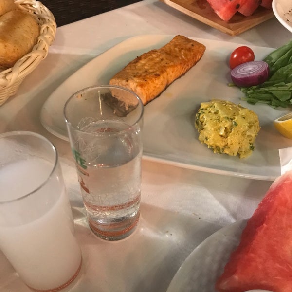 Foto scattata a Manzara Cafe &amp; Restaurant da Av. Tuğçe T. il 8/21/2018