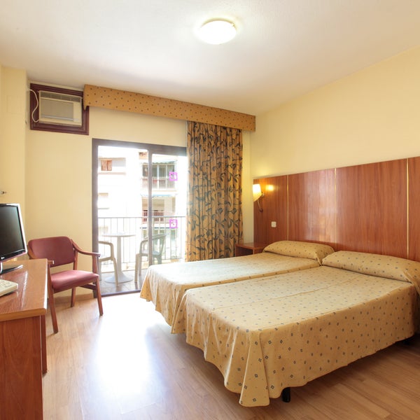 Next to Benidorms Old Town, 350m from Poniente beach. Outdoor pool, cafeteria, free WIFI throughout the hotel. All rooms have balcony, AC, hairdryer, safe. Spanish TV. Minibar available on request.