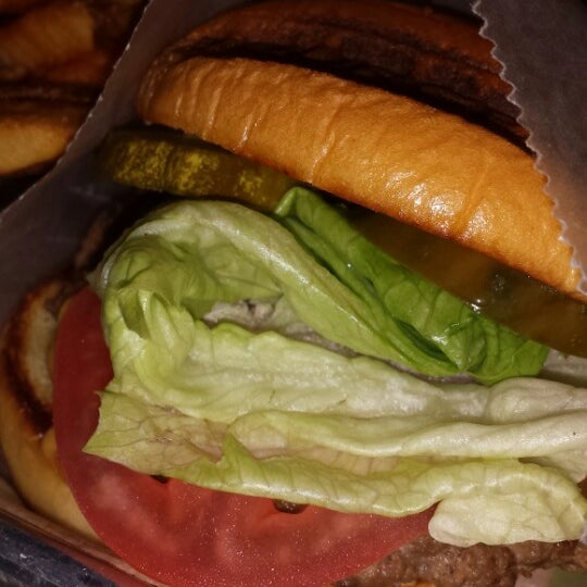 Foto diambil di BurgerFi oleh Fork Notes pada 1/30/2014