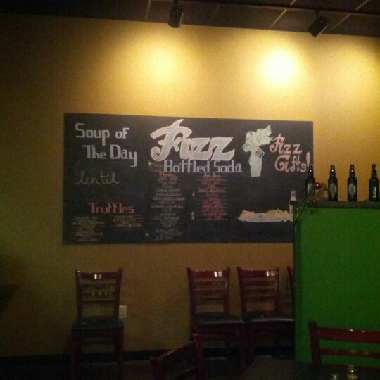 Foto diambil di Fizz Burgers &amp; Bottles oleh Ryan G. pada 1/1/2013