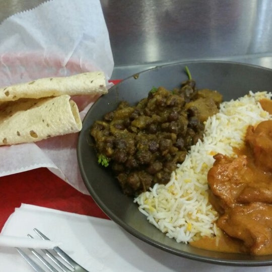 Foto diambil di Bombay&#39;s Indian Restaurant oleh venice m. pada 6/3/2014