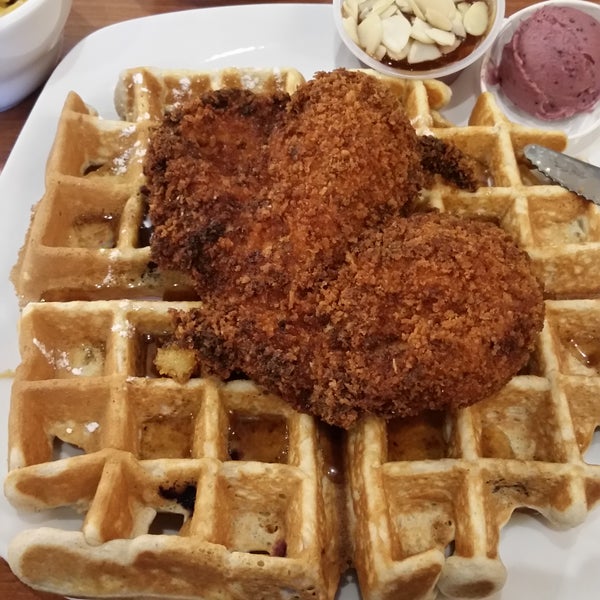 5/14/2017 tarihinde Eric F.ziyaretçi tarafından Dame&#39;s Chicken &amp; Waffles'de çekilen fotoğraf