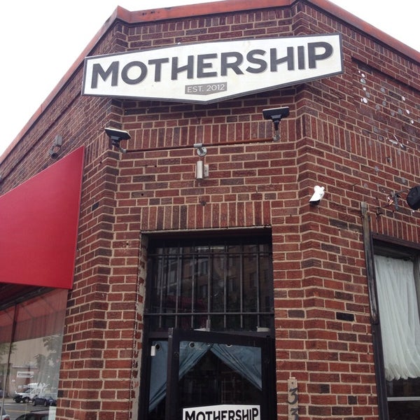 รูปภาพถ่ายที่ Mothership Restaurant โดย John เมื่อ 8/30/2014