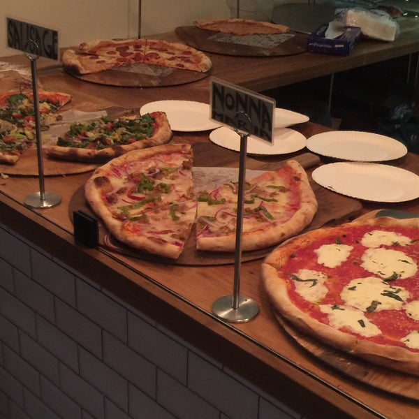 10/25/2015 tarihinde Adrian C.ziyaretçi tarafından Pellicola Pizzeria'de çekilen fotoğraf