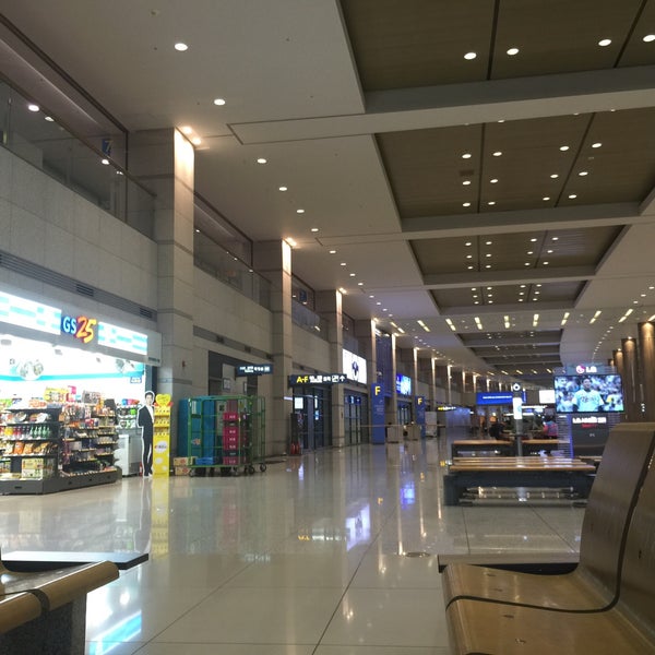 Foto diambil di Bandar Udara Internasional Incheon (ICN) oleh Nathalie Mae M. pada 6/17/2015