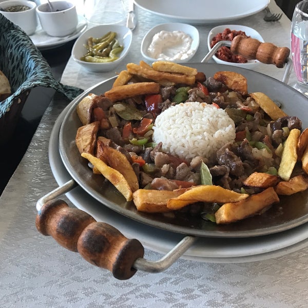 Foto scattata a Gurmeet Pide &amp; Lahmacun Restaurant da Merve İ. il 3/23/2017