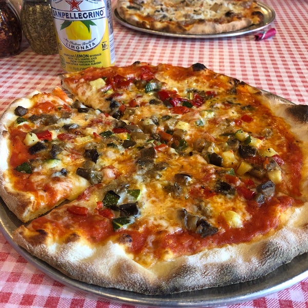 Снимок сделан в Bongiorno&#39;s Italian Deli &amp; Pizzeria пользователем Jocelyn M. 2/26/2018