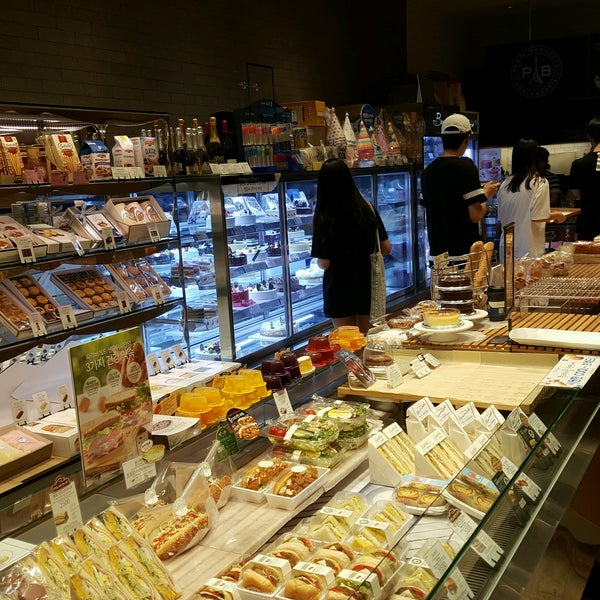 PARIS BAGUETTE - 빵집에서의 사진