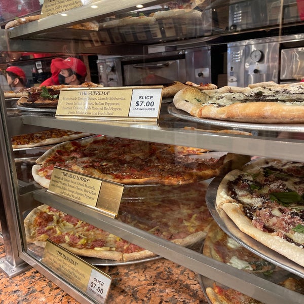 Foto diambil di New York Pizza Suprema oleh Henry V. pada 5/7/2022