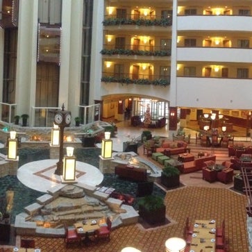 รูปภาพถ่ายที่ Renaissance Charlotte Suites Hotel โดย Amanda G. เมื่อ 12/31/2012