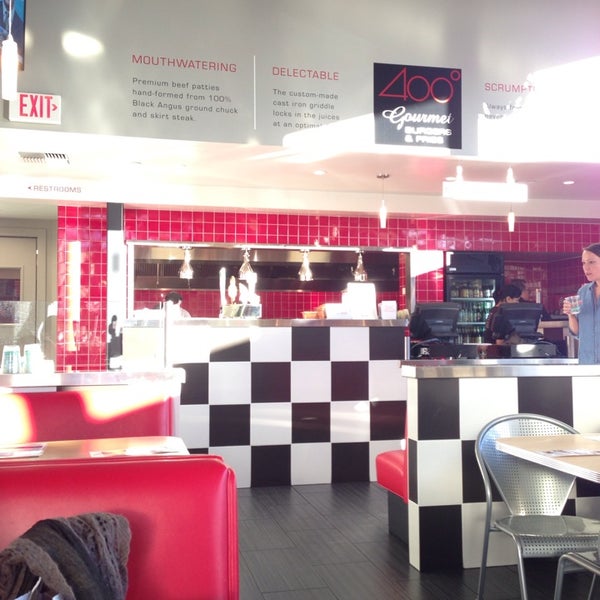 Foto diambil di 400° Gourmet Burgers &amp; Fries oleh Keiko J. pada 12/20/2013