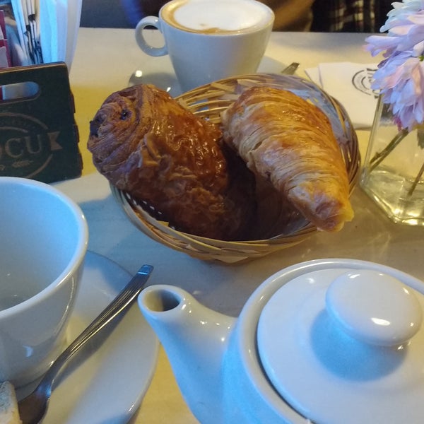 Croissant y pain au chocolat de excelente calidad. Lindo ambiente francés. Primero pedís y después te sentás