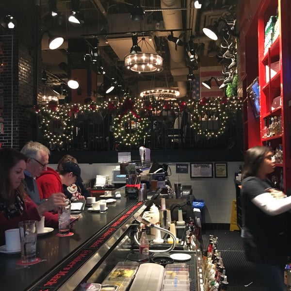 12/17/2017 tarihinde Bourbon G.ziyaretçi tarafından Guy&#39;s American Kitchen and Bar'de çekilen fotoğraf