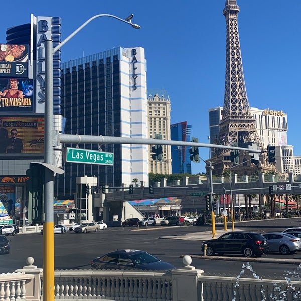 Las Vegas Strip Traffic, Pedestrian bridges and street infr…