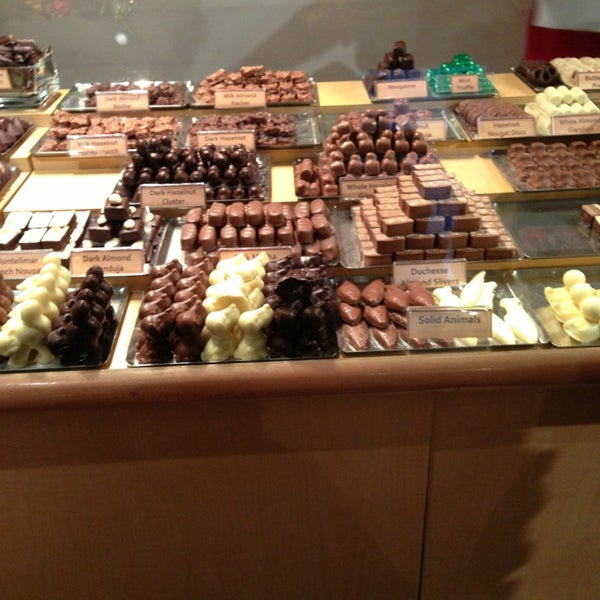 Photo taken at teuscher Chocolates - Rockefeller Center by Sayume R. on 12/29/2012