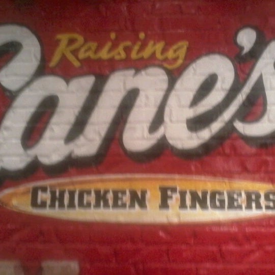 Foto tomada en Raising Cane&#39;s Chicken Fingers  por K.T. C. el 10/14/2012