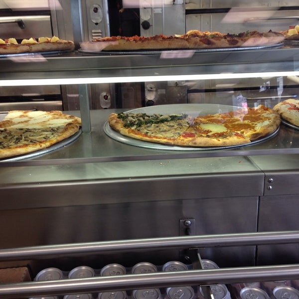 3/20/2014 tarihinde Cynthia D.ziyaretçi tarafından Picasso Pizzeria'de çekilen fotoğraf